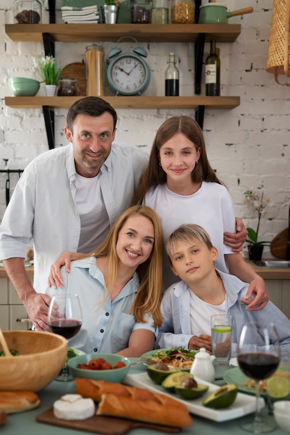 Foto família se divertindo muito juntos