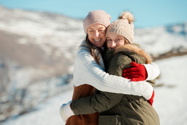 Família se divertindo no inverno