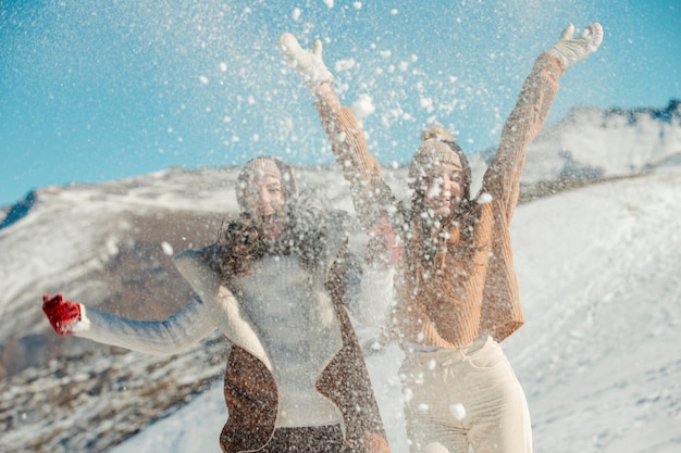 Foto família se divertindo no inverno