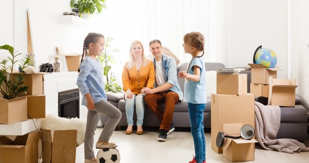 família se mudando para sua nova casa