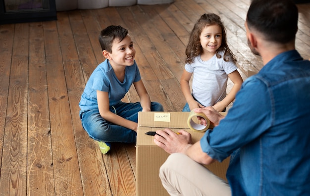 Foto família se mudando para uma nova casa