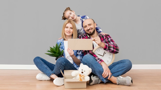 Foto família se mudar para uma casa nova