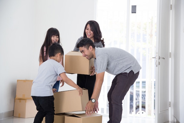 Família se mudar para uma casa nova