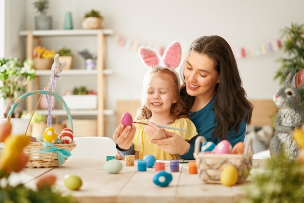 Foto família se preparando para a páscoa