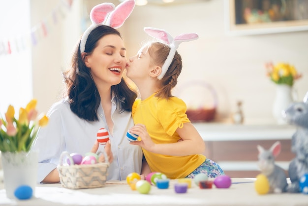 Foto família se preparando para a páscoa