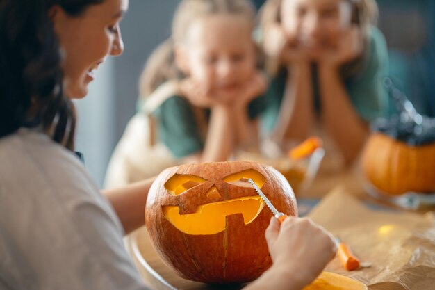 Família se preparando para o Halloween