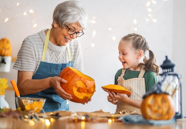 Família se preparando para o halloween