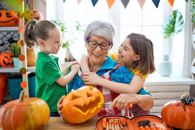 Família se preparando para o Halloween