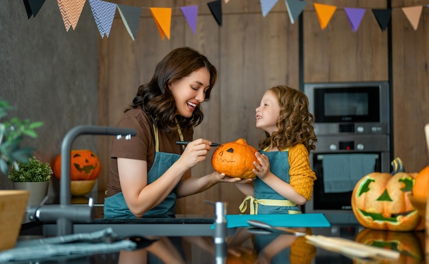 Família se preparando para o Halloween