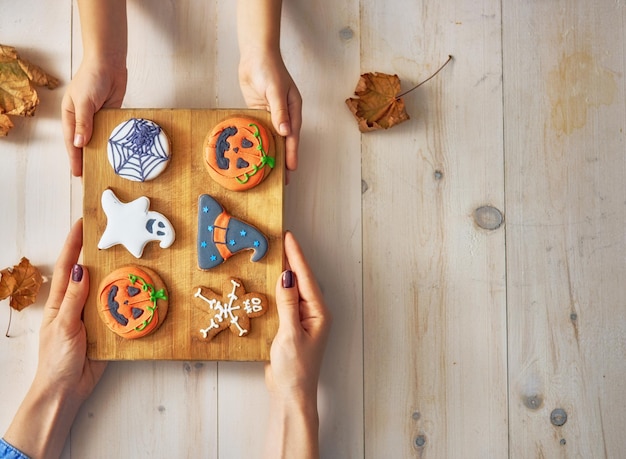 Família se preparando para o Halloween