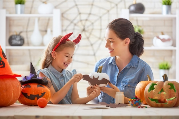 Família se preparando para o Halloween