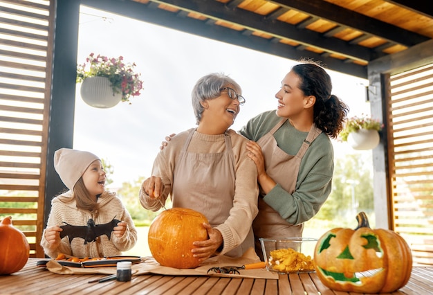 Família se preparando para o Halloween