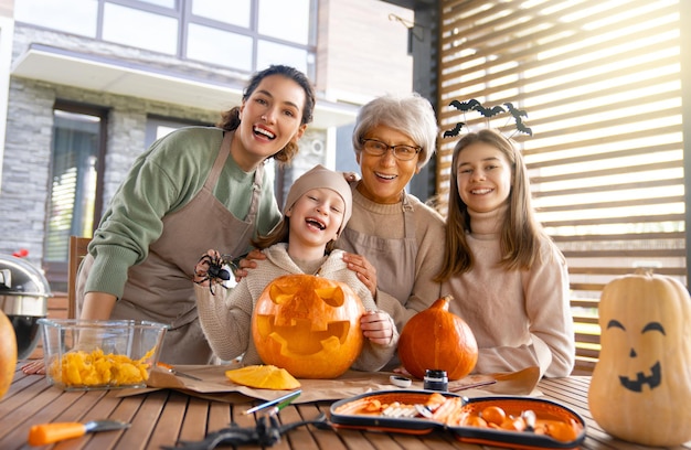 Família se preparando para o halloween