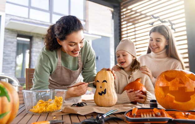 Família se preparando para o halloween