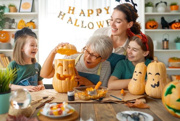 Família se preparando para o Halloween