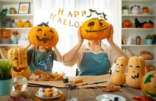 Família se preparando para o Halloween