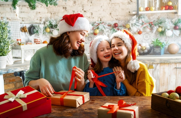 família se preparando para o Natal