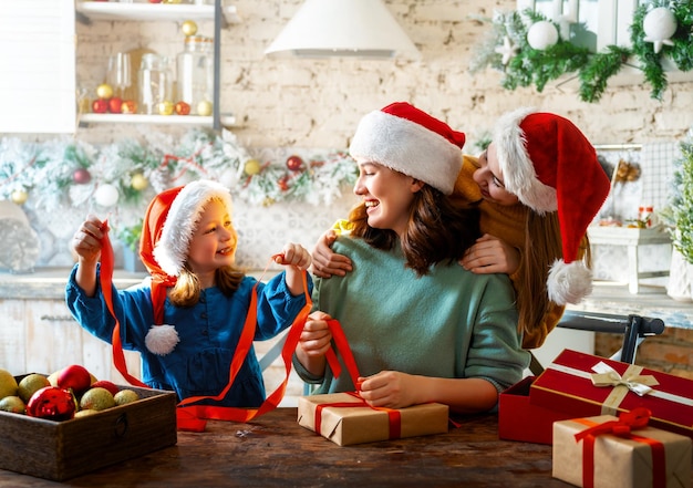 família se preparando para o Natal