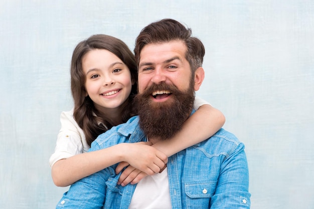 Família sempre Família feliz Homem barbudo e criança pequena comemorando o dia da família juntos Família de pai e filha sorrindo de alegria