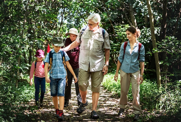 Familia de senderismo en un bosque