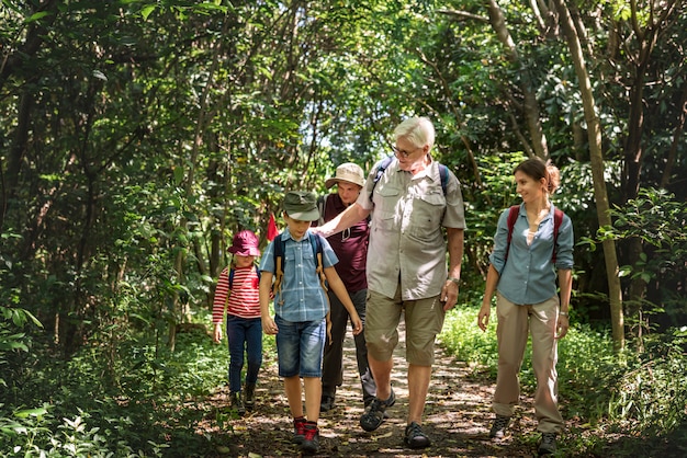 Familia de senderismo en un bosque