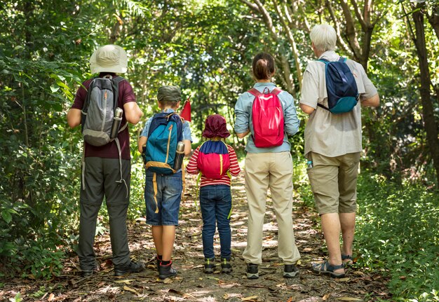 Familia de senderismo en un bosque