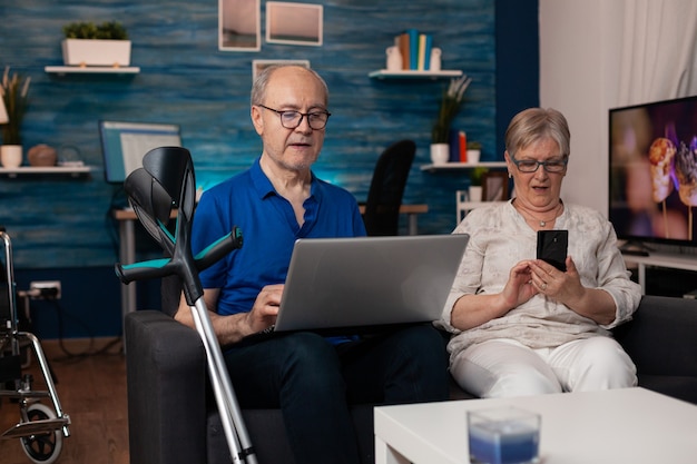 Família sênior usando dispositivos de tecnologia modernos