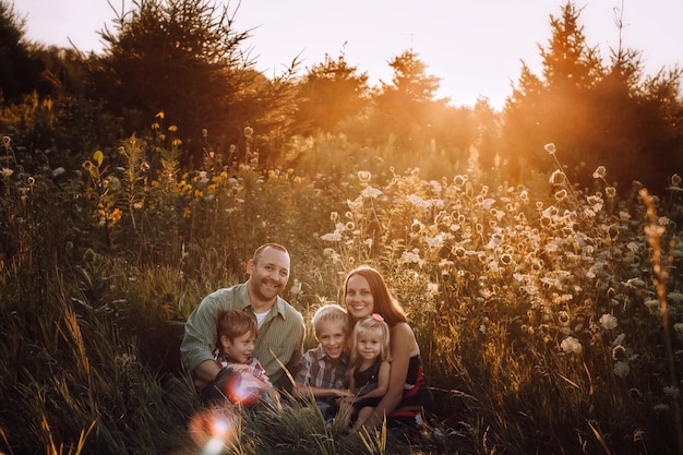 Foto familia sentada en el campo