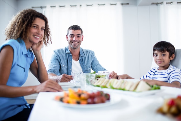 Foto familia sentada en la mesa del desayuno