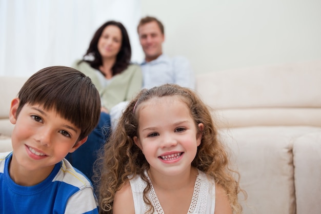 Foto família sentada na sala de estar