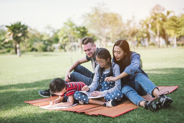 Família sentada no parque