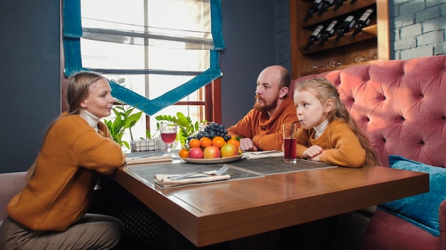 Una familia sentada en el restaurante del hotel.