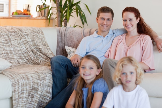 Familia sentada en la sala de estar