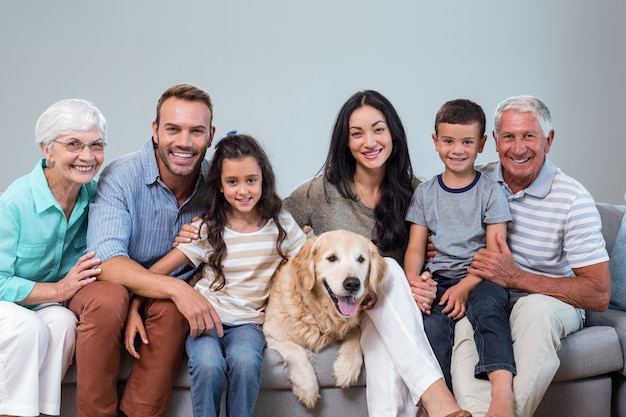 Familia sentada en el sofá con el perro