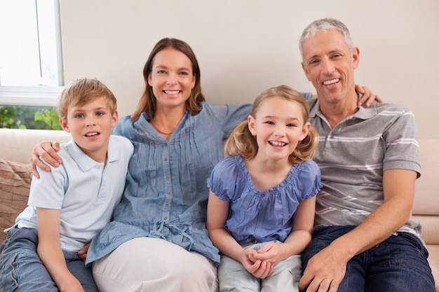 Familia sentada en un sofá