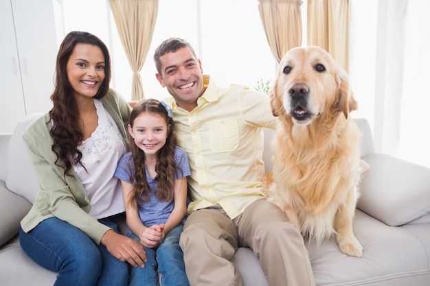 Familia, sentado, con, perro, en, sofá