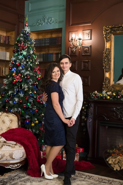 Familia sentados juntos en una decoración navideña