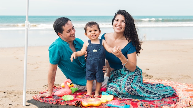 Foto família, sentando, junto, praia, em, verão