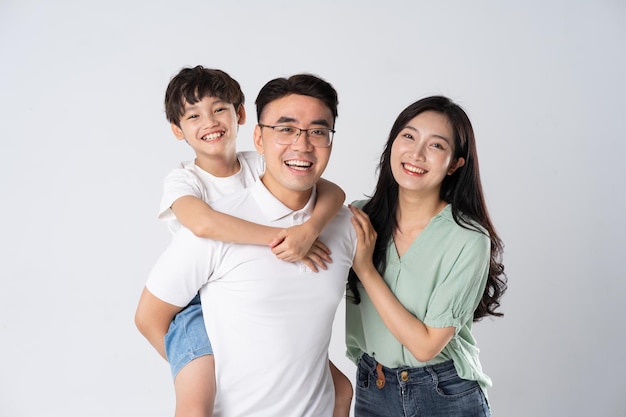 Una familia sobre un fondo blanco.