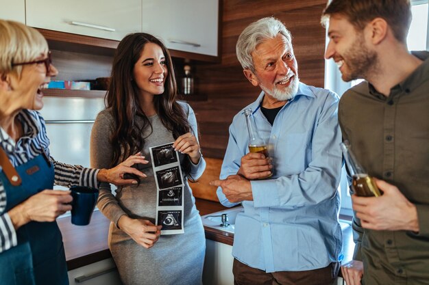 Familia socializando en casa