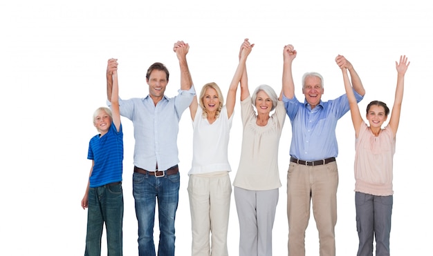 Familia sonriente alzando sus brazos