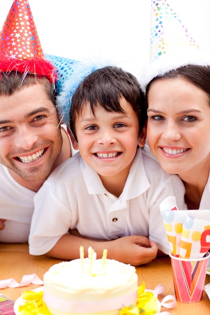 Familia sonriente celebrando el cumpleaños del hijo