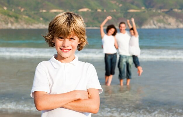 Familia sonriente disfrutando del paseo