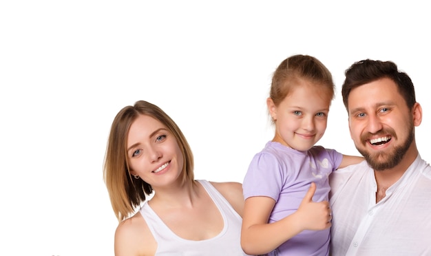 Una familia sonriente feliz aislada sobre fondo blanco.