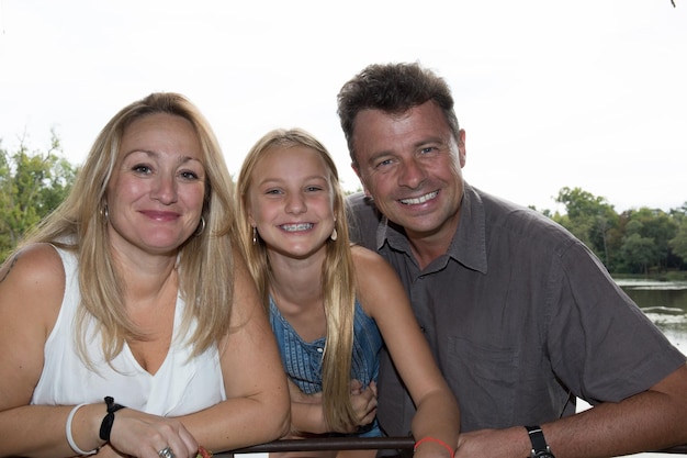 Familia sonriente y feliz en un jardín.