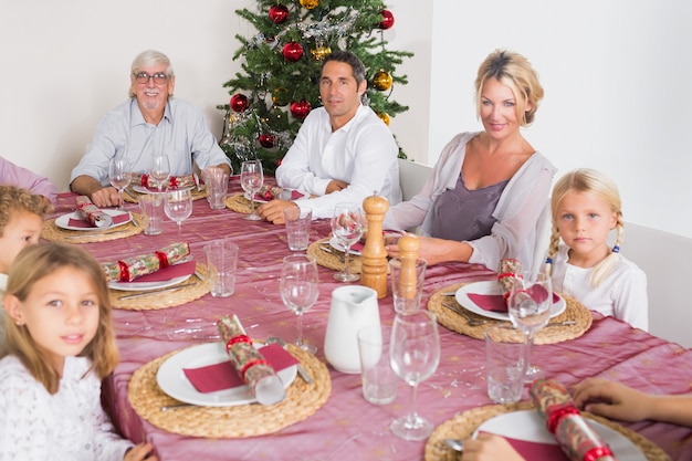 Familia sonriente en la mesa de la cena