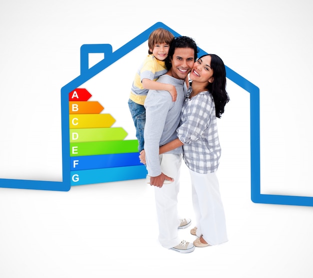 Familia sonriente de pie con una ilustración de la casa azul con gráfico de calificación energética