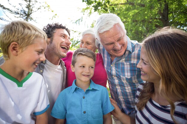 Familia sonriente de pie y riendo