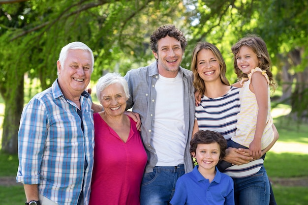 Familia sonriente de pie