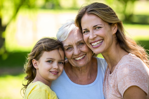 Familia sonriente de pie